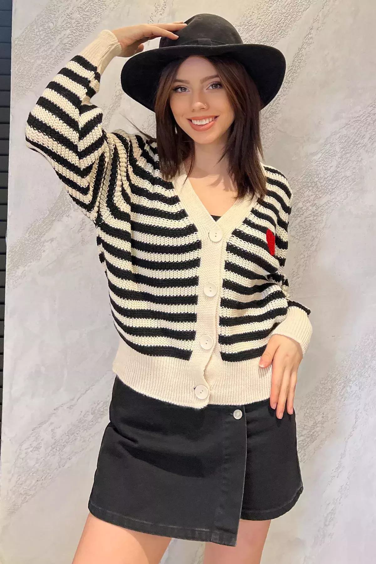 Çizgili Göğsü Kalp Desenli Kadın Hırka