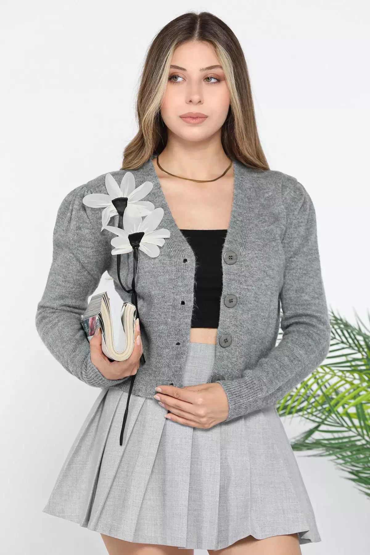 Yakası Gül Detaylı Kadın Hırka